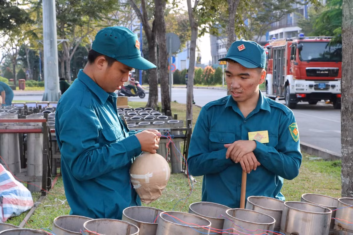 Hai điểm bắn pháo hoa tầm cao là ở đầu đường hầm sông Sài Gòn (phường Thủ Thiêm, quận 2) và tòa nhà Landmark - khu vực công viên Vinhomes thuộc khu đô thị Vinhomes Center Park (quận Bình Thạnh).
