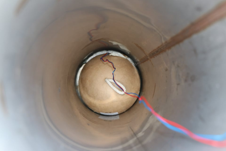 Tại khu công viên đường hầm sông Sài Gòn (hầm Thủ Thiêm, quận 2, TPHCM) những quả pháo tầm cao có nhiều loại đạn đủ kích cỡ, sau khi đấu nối với dây mồi lửa điện được cho vào ống pháo