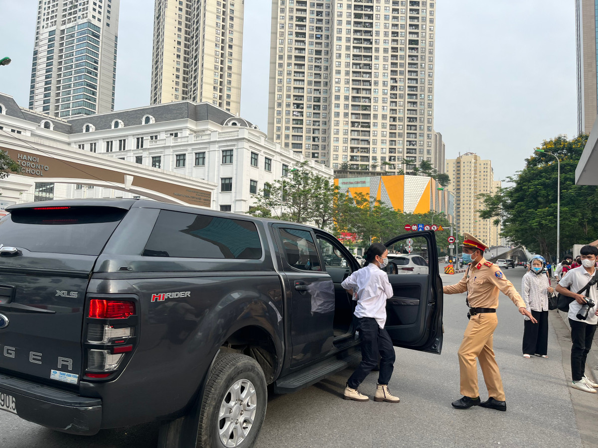 2 thí sinh vi phạm quy chế, mang tài liệu và điện thoại vào phòng thi 2 thi sinh vi pham quy che, mang tai lieu va dien thoai vao phong thi