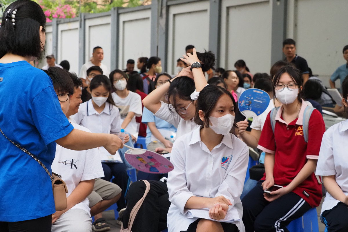 Hà Nội đã thành lập 201 điểm thi với gần 5.000 phòng thi tại 30 quận, huyện, thị xã để phục vụ thí sinh dự thi.