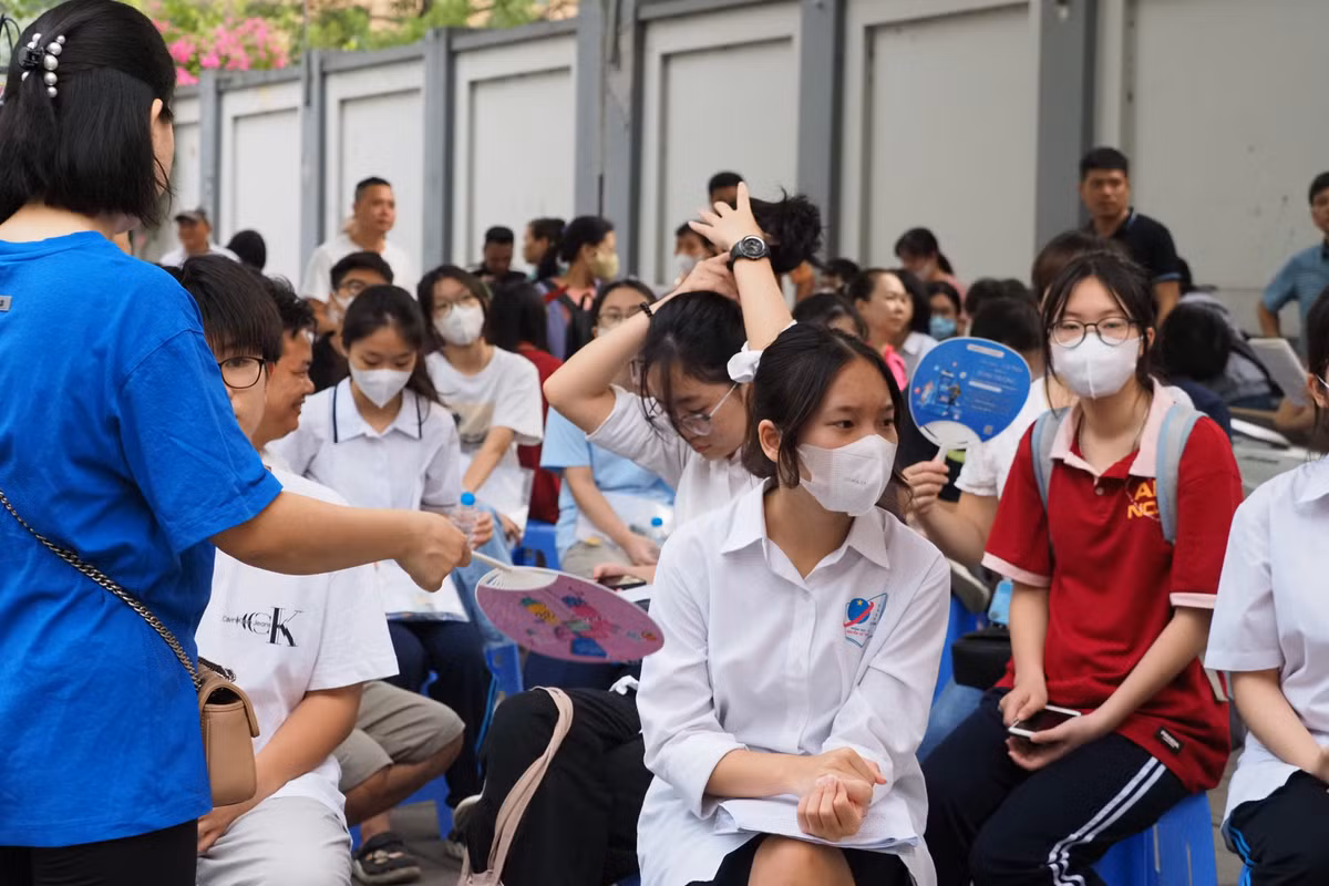 Hà Nội đã thành lập 201 điểm thi với gần 5.000 phòng thi tại 30 quận, huyện, thị xã để phục vụ thí sinh dự thi.