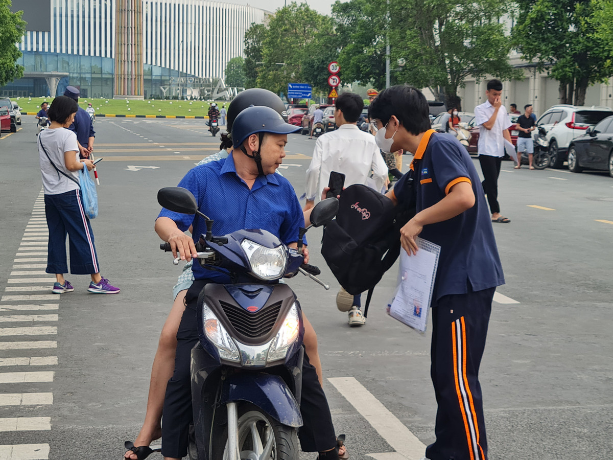 Bố mẹ cùng đưa con đi thi.