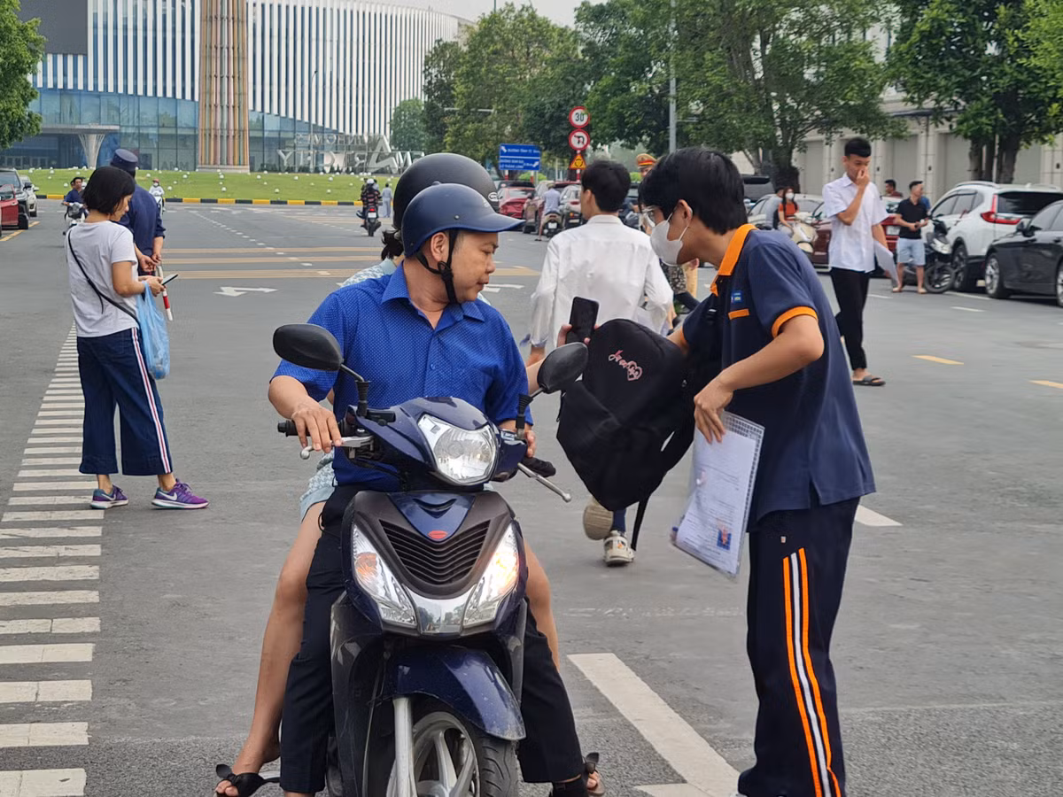 Bố mẹ cùng đưa con đi thi.