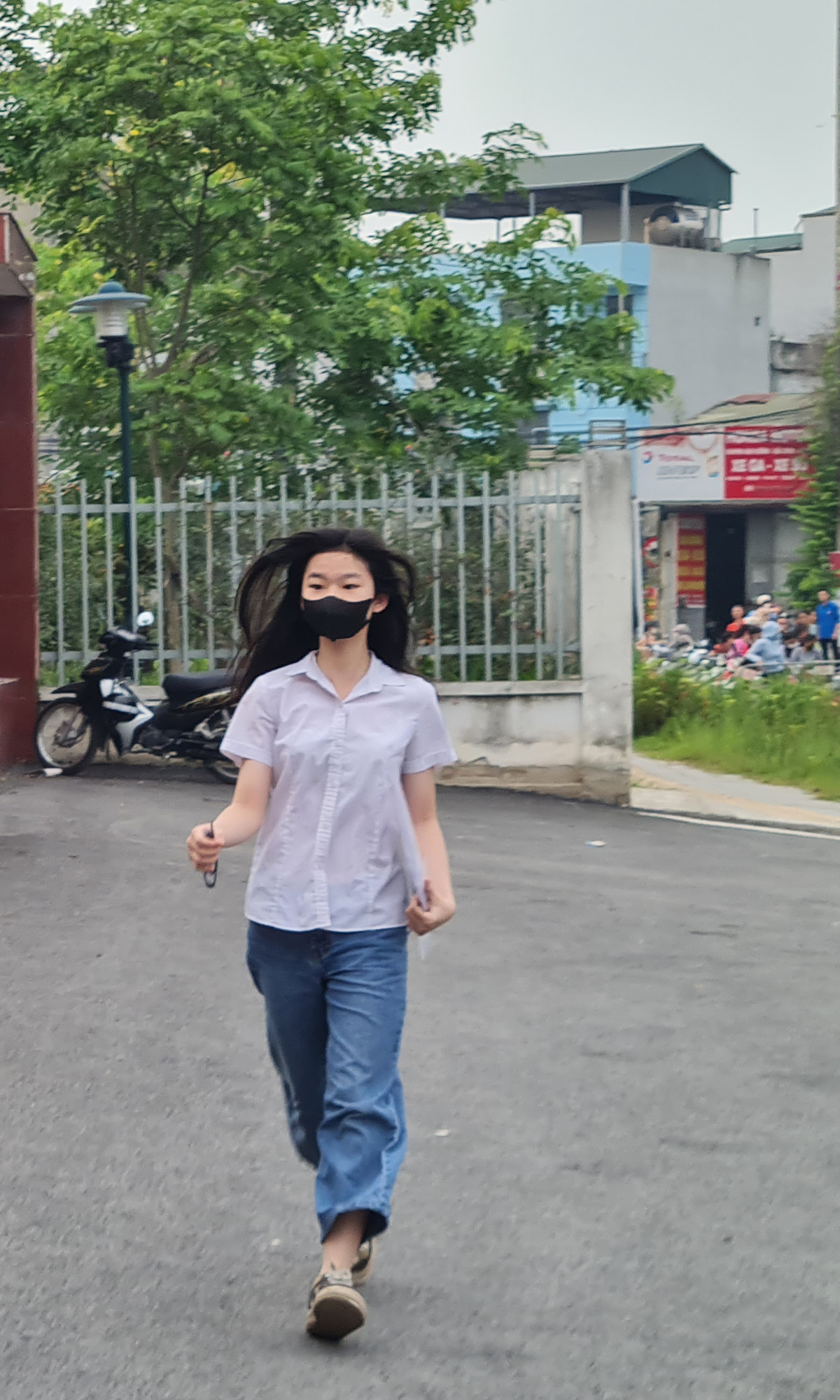 Thí sinh vội vã chạy vào cổng trường, lo bị muộn giờ trong tiếng động viên, chúc thi tốt của các anh chị tình nguyện viên.