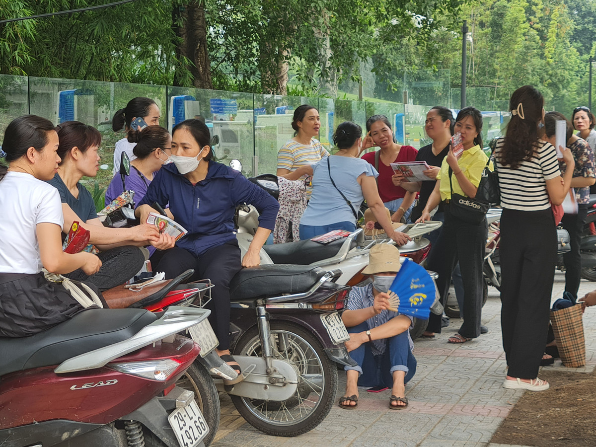 Một phụ huynh chia sẻ, gần đến ngày thi, con gái bị áp lực, khóc suốt. Đêm qua dậy từ 3h sáng học bài. Sáng nay, chị đưa con đi thi, ngồi ngoài cổng trường đợi, không dám rời đi, chỉ lo con có sự cố gì còn kịp thời có mặt.
