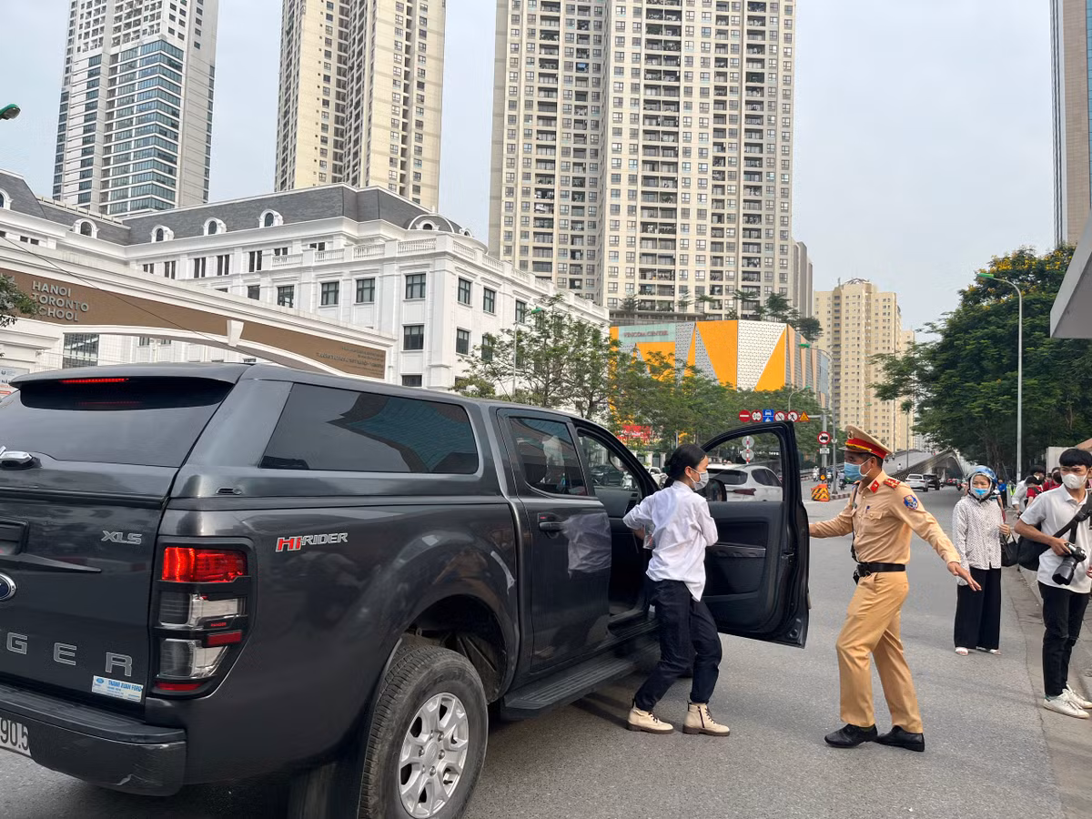 Lực lượng công an hỗ trợ thí sinh.