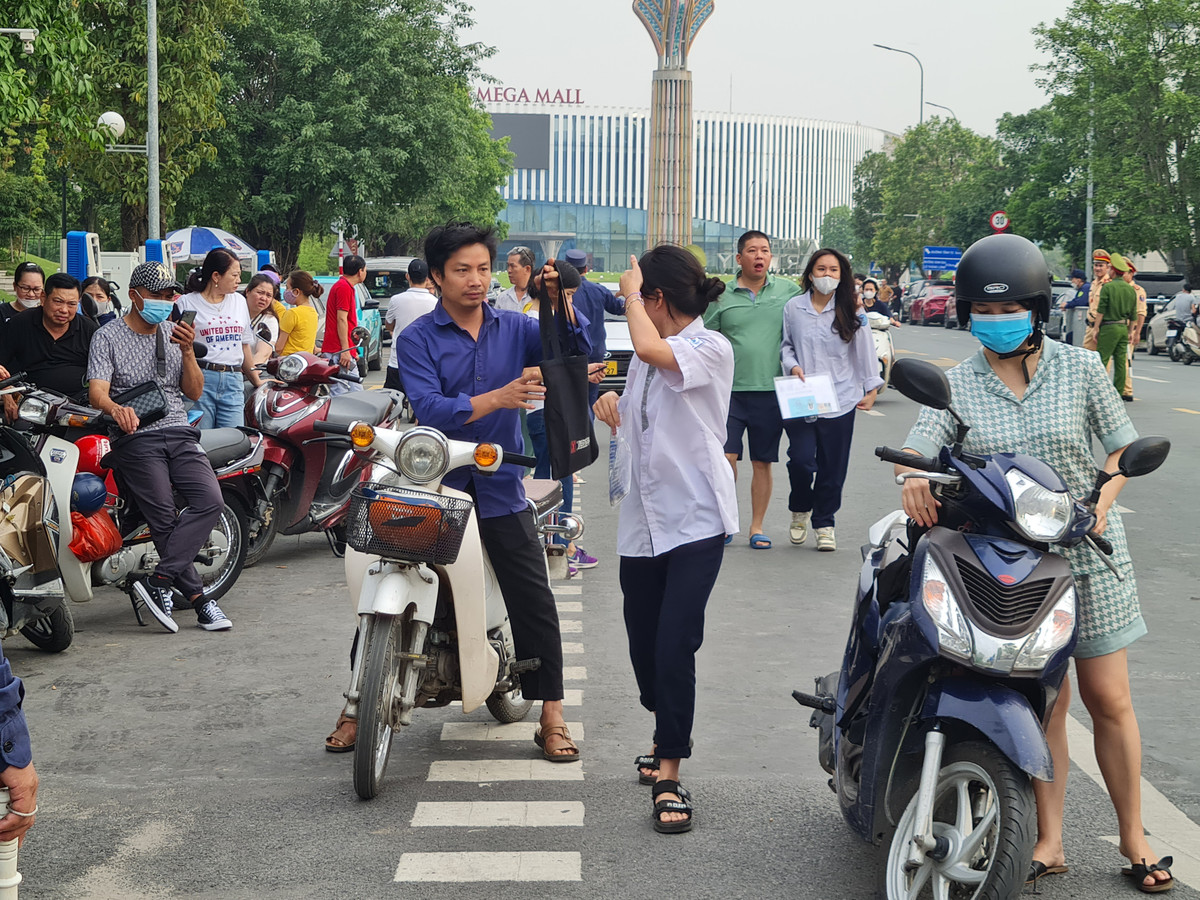 Thí sinh đã được phổ biến quy chế thi từ hôm trước về những vật dụng không được mang vào phòng thi.