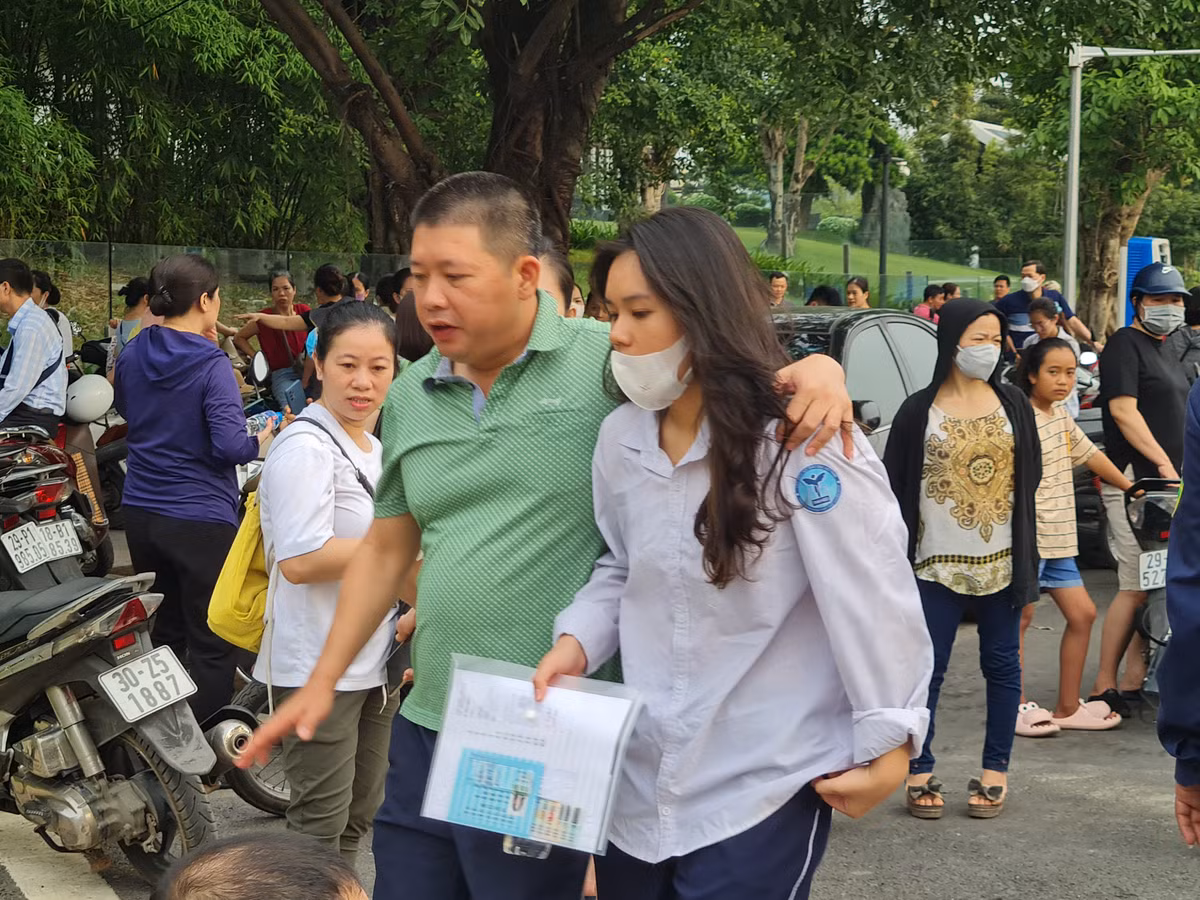 Ông bố bịn rịn khoác vai con, vừa đi vừa dặn dò.