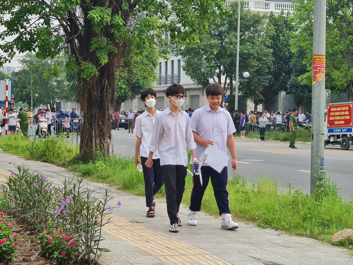 Các thí sinh tại điểm thi Trường THPT Đại Mỗ (Nam Từ Liêm, Hà Nội). Năm nay, chỉ tiêu của Trưởng tuyển 765. Số thí sinh đăng ký nguyện vọng 1 là 1.102. Tuy nhiên, tổng cả 3 nguyện vọng, lên tới 8.035, dẫn đầu Hà Nội.