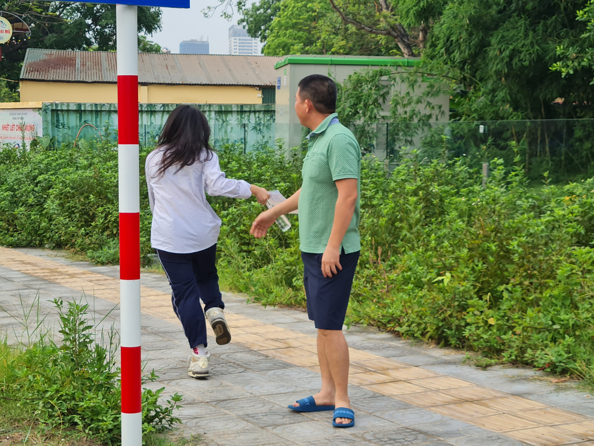 Đến khi được yêu cầu về khu vực miễn vào mới bịn rịn chia tay con.