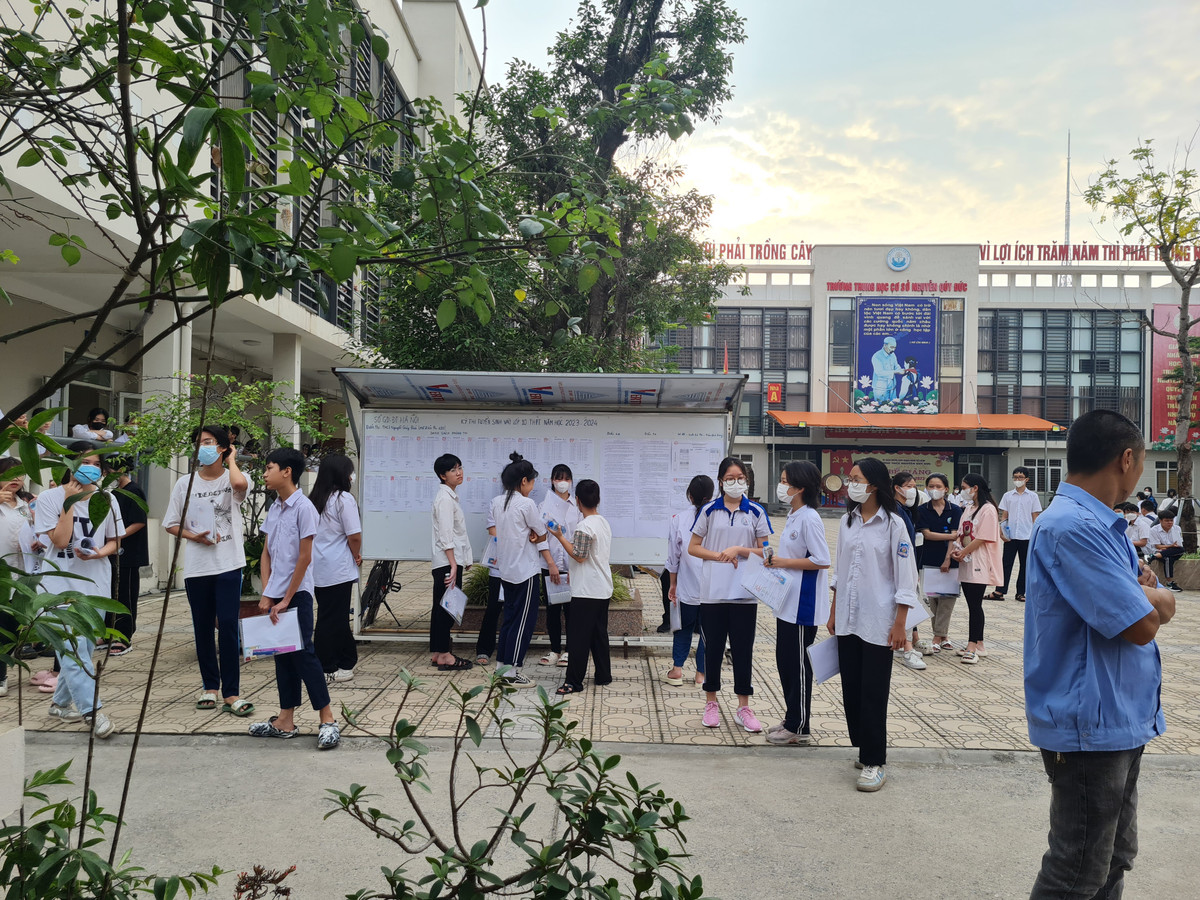 Các thí sinh đến sớm, chờ bên ngoài phòng thi.