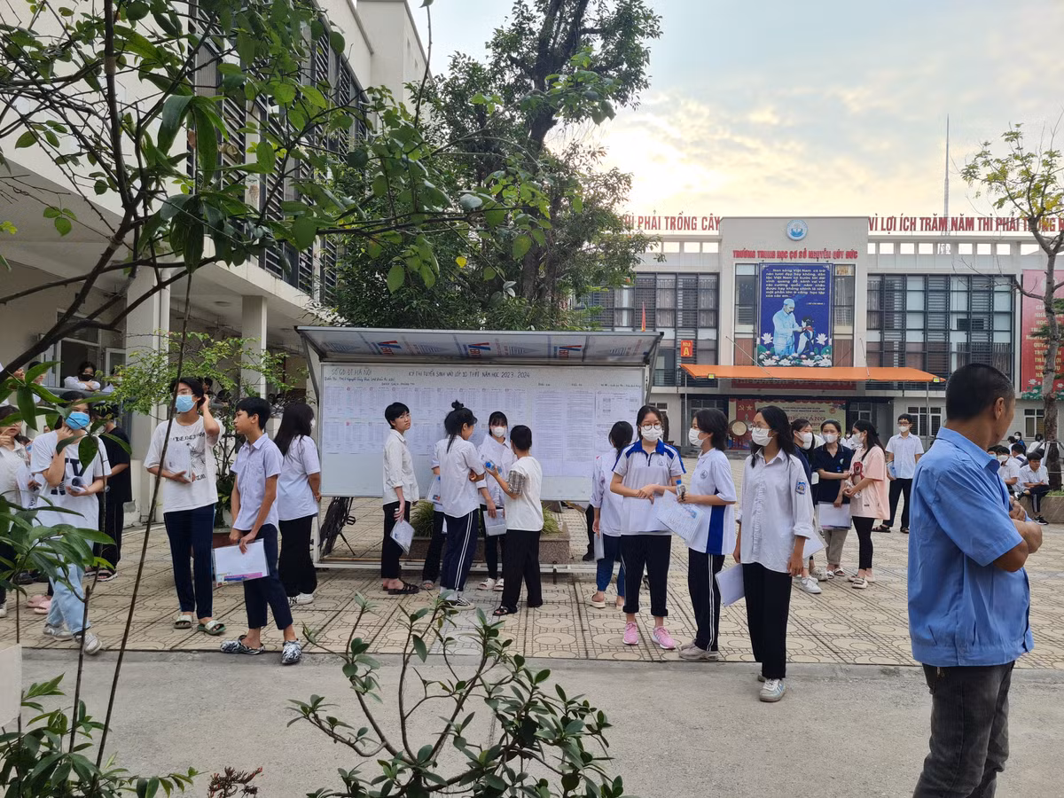 Các thí sinh đến sớm, chờ bên ngoài phòng thi.