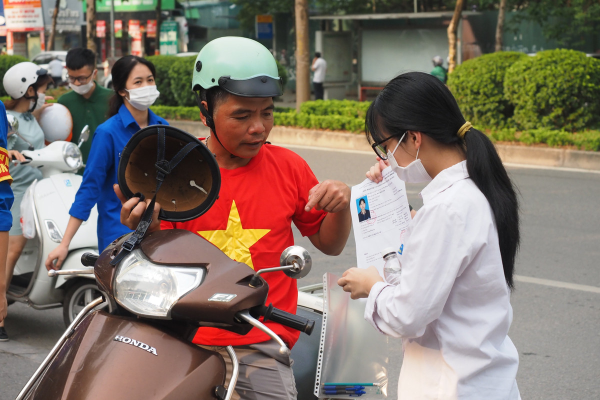 Hôm nay (10/6), hơn 100.000 học sinh trên toàn thành phố Hà Nội bước vào kỳ thi tuyển sinh lớp 10 THPT công lập năm 2023 với môn thi đầu tiên Ngữ văn .