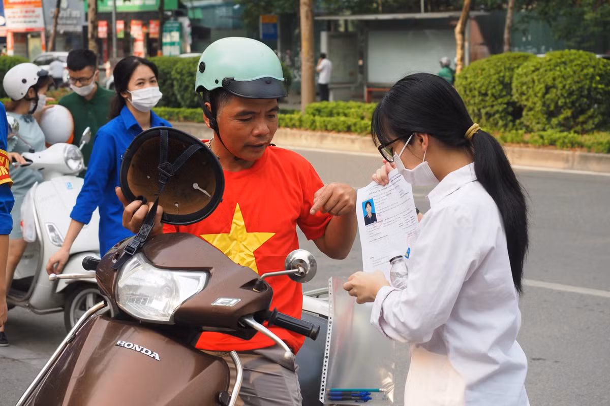 Hôm nay (10/6), hơn 100.000 học sinh trên toàn thành phố Hà Nội bước vào kỳ thi tuyển sinh lớp 10 THPT công lập năm 2023 với môn thi đầu tiên Ngữ văn .