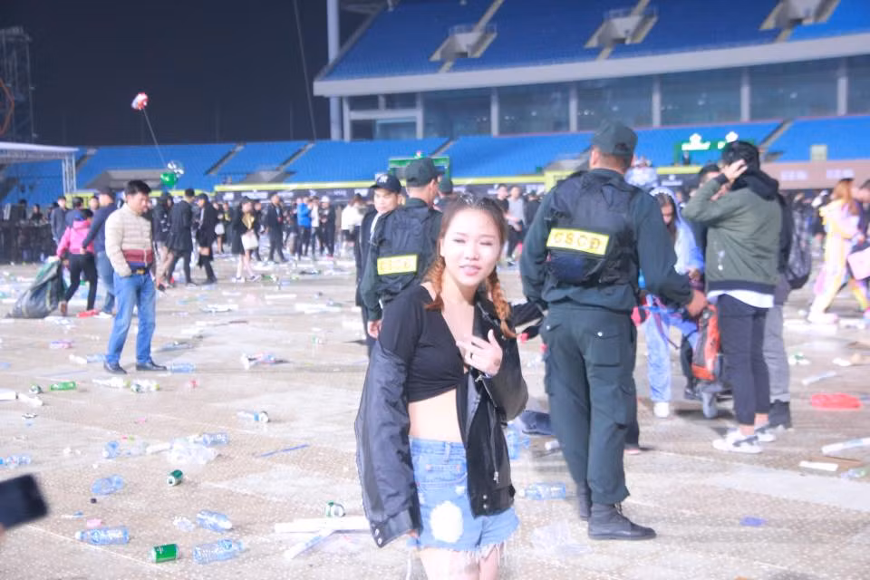 Cảnh tượng xả rác bừa bãi sau đêm nhạc khiến nhiều người phải lắc đầu ngán ngẩm.