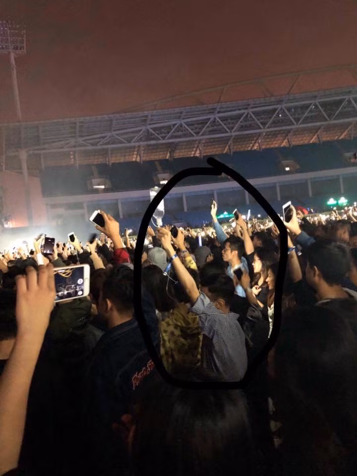 Thanh niên đang truyền nước cũng không bỏ lỡ cơ hội. Ảnh: FB Hóng.