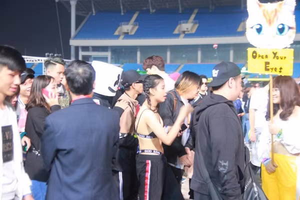 Bất chấp cái lạnh ở Hà Nội, một số cô gái trẻ vẫn ăn mặc hớ hênh, thiếu vải đi xem nhạc. Trong đó, hình ảnh một thiếu nữ không ngại bên trên diện áo lót, bên dưới lấp ló "quần nhỏ" gây phản cảm.