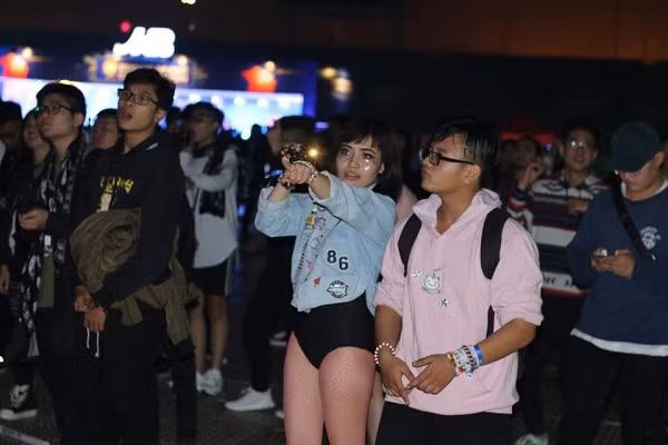 Tối qua, giới trẻ Hà thành được có cơ hội được cháy hết mình trong đêm đại tiệc âm nhạc Tiesto Vietnam 2017 ở SVĐ Mỹ Đình, Hà Nội, với sự góp mặt của 6 DJ đình đám thế giới, trong đó tên tuổi được các bạn trẻ mong chờ nhất là “huyền thoại của những huyền thoại” – Tiësto. Ảnh: FB Hóng.