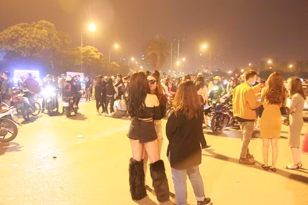 Những chiếc quần ngắn cũn cỡn cũng được thiếu nữ Hà thành diện đi xem nhạc trong đêm đông giá rét.