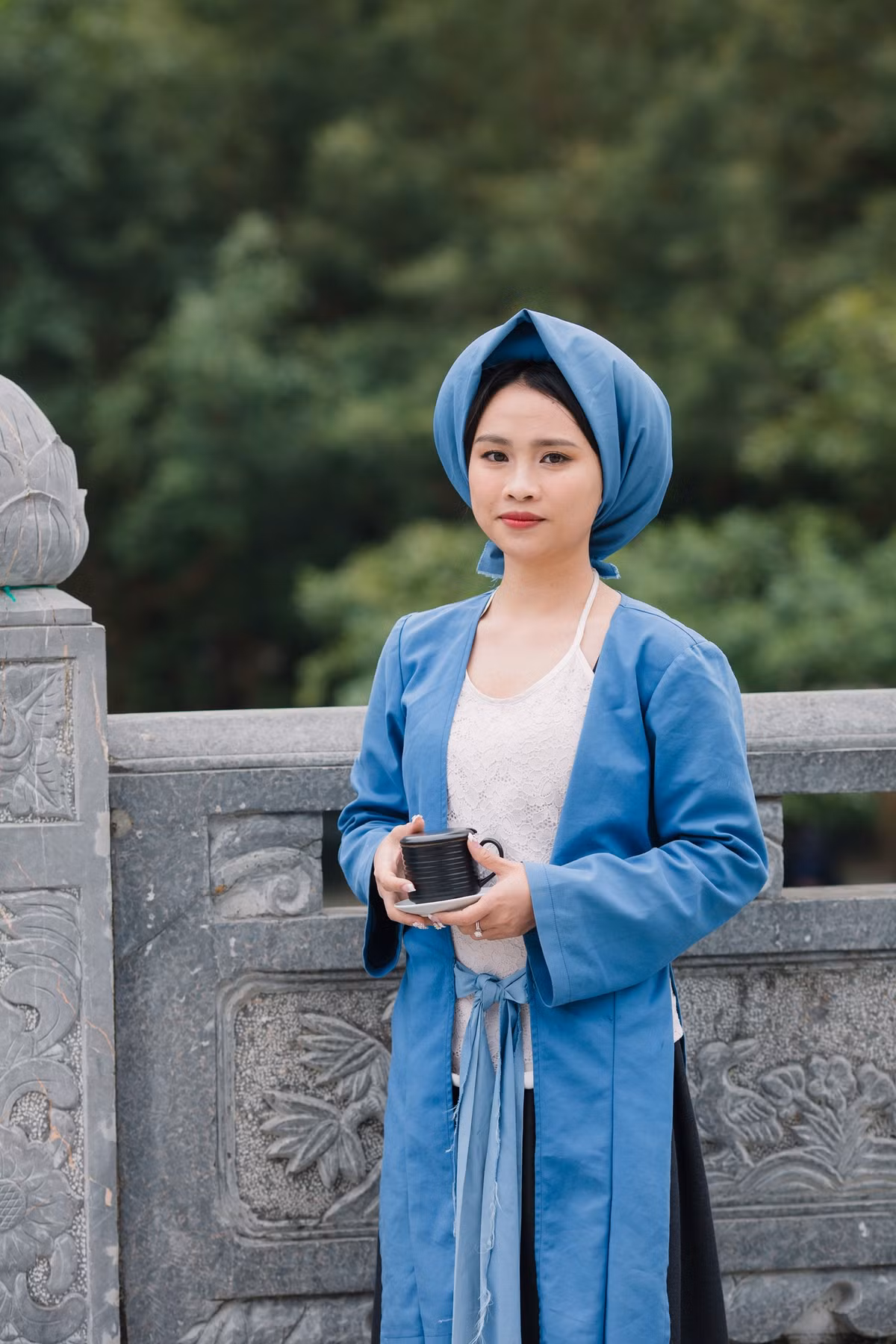 “Trước kia mình rất thích để anh Kenny mặc bộ áo nâu của Việt Nam để chụp ảnh cưới nhưng khi tìm hiểu trên mạng thì thấy đã có người từng mặc như thế rồi. Vậy là mình tìm một ý tưởng khác thay thế. Ý tưởng chụp theo hình ảnh cô Tấm trong Tấm Cám đến khá tự nhiên, bởi câu chuyện cổ tích này có nội dung tương tự như câu chuyện Lọ Lem của nước ngoài nên khi mình kể cho anh ấy nghe thì anh tỏ vẻ rất thích. Vậy là mình bắt đầu tìm trang phục phù hợp, váy áo cô Tấm thì tìm khá dễ nhưng quần áo cho Kenny thì mình phải tìm nhiều nơi mới có được một bộ phù hợp”, Mai Lan kể.