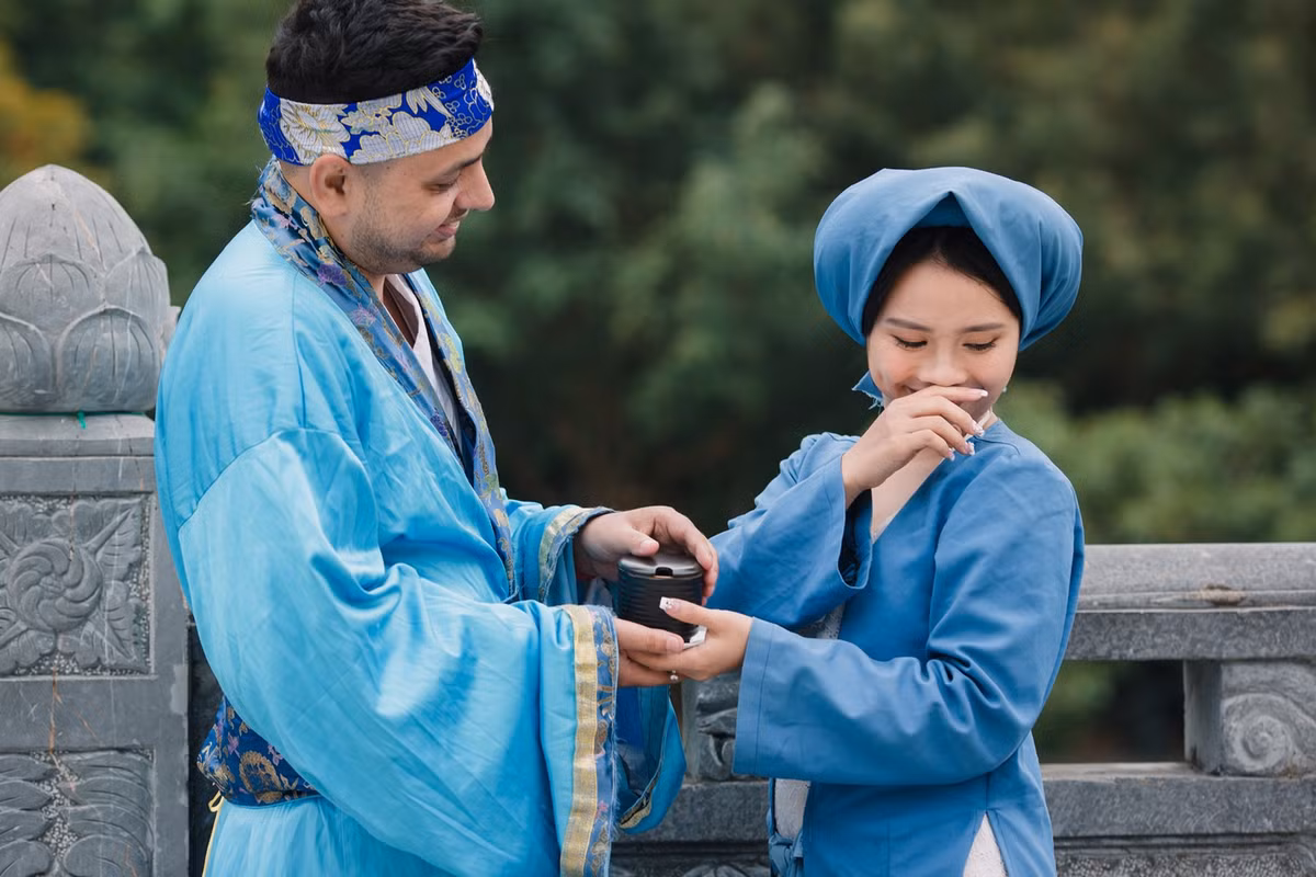 Nhớ ngày đầu tiên Lan đưa Kenny về ra mắt gia đình, mẹ cô đã tỏ thái độ không đồng ý bởi không muốn cho con gái yêu và lấy chồng xa. Nhưng khi tiếp xúc với Kenny, cảm nhận được sự chân thành và nhiệt tình của anh, mẹ Lan đã dần cảm mến anh chàng ngoại quốc cao gầy. Cho đến giờ thì bà còn quý anh còn hơn cả con gái ruột.