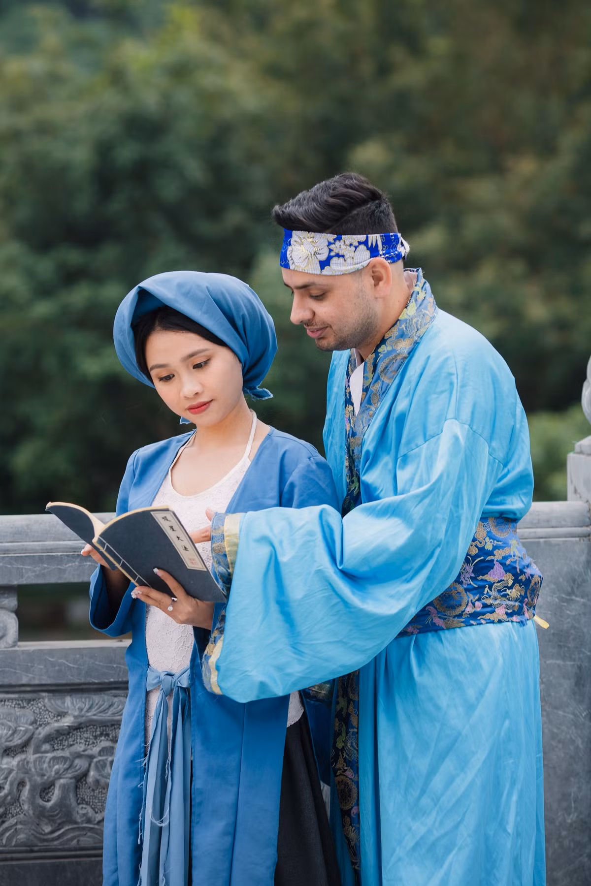 Đó là câu chuyện tình của chú rể ngoại quốc Kenny và cô dâu Việt Mai Lan - hiện là giáo viên tiếng Anh tại một trung tâm ở Hà Nội. Lần đầu tiên Kenny và Mai Lan gặp nhau là khi cả hai cùng tham gia buổi gặp gỡ giữa các thành viên một câu lạc bộ tiếng Anh. Lúc đó, Kenny chỉ là một anh chàng ngoại quốc gầy nhom, ngoại hình không có gì đặc biệt. Ảnh: Hai Le Cao.