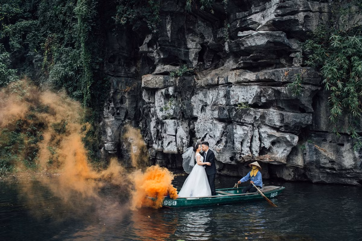 Về phía Kenny, anh luôn cảm thấy hạnh phúc khi luôn có Lan ở bên. Khi mới quen nhau, anh chỉ sang Việt Nam đi du lịch. Vì gặp và yêu Mai Lan mà Kenny quyết định chọn ở lại đây gây dựng sự nghiệp. “Cô ấy luôn hiểu và giúp đỡ mình rất nhiều”, Kenny bộc bạch. Cô dâu Việt và chú rể Tây cũng dự định sẽ tổ chức đám cưới vào dịp Tết sắp tới. Ảnh: Hai Le Cao.