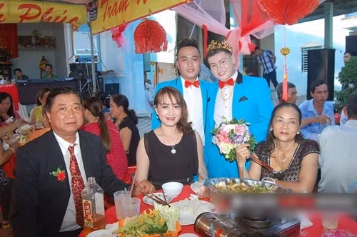 "Tình yêu thì không có sai hoặc đúng, chỉ cần trái tim rung động. Chúc mừng 2 chàng trai trẻ về một nhà với nhau! Việc của chúng ta là chúc phúc cho họ, cho những người dám sống đúng, sống thật với tình yêu của chính mình, nhỉ?", admin trang Fanpage chia sẻ loạt ảnh này viết. Ảnh: Ngọc Smile/FB Hóng.