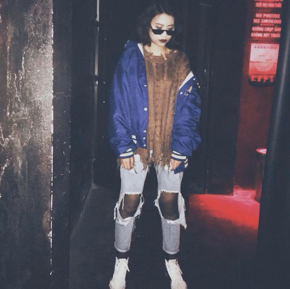 Trong status mới nhất của mình, H.T còn bảo vệ quan điểm của mình khi khẳng định, mọi người chắc chắn sẽ có cơ hội để sân si, soi mói mình bởi vì cô nàng sẽ không bao giờ thay đổi dù có bị "ném đá" thế nào.