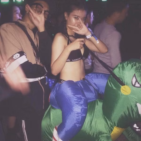 Xung quanh phong cách ăn mặc đi xem nhạc của cô gái trẻ, trên mạng cũng hình thành chủ yếu hai luồng ý kiến. Đối lập với những ý kiến cho rằng "mặc gì là quyền của người ta" hay "Tây họ còn hở hơn nhiều tại những sự kiện âm nhạc, bữa tiệc rave (lễ hội âm nhạc điện tử với DJ chơi live) như vậy", là những bình luận tỏ ra ngán ngẩm trước phong cách ăn mặc hở hang quá đà được cho là chưa phù hợp với văn hóa ở Việt Nam của " cô gái mặc bra", thậm chí còn gây phản cảm với người đối diện.