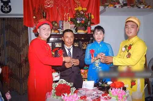 Mới đây, loạt ảnh ghi lại đám cưới của một cặp đồng tính nam rạng rỡ tay trong tay trong ngày hạnh phúc sau khi được chia sẻ trên một trang Fanpage có đông thành viên đã thu hút gần 4 nghìn lượt cảm xúc và 700 bình luận khác nhau.