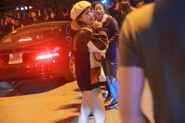 Cái rét không làm giảm độ "nóng" tại SVĐ Mỹ Đình.