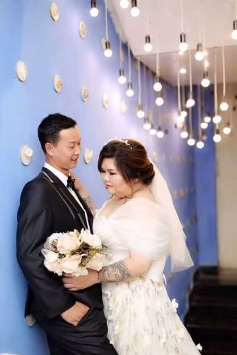 Chính vì chịu khó bồi bổ, toàn mua đồ ăn ngon cho cô bạn gái mũm mĩm mà công cuộc giảm cân của Kim Ngân bao nhiêu lần đổ bể chỉ vì không thể nào cưỡng nổi sức hấp dẫn của các món ăn mà người yêu thường mua về "trêu ngươi" mình.