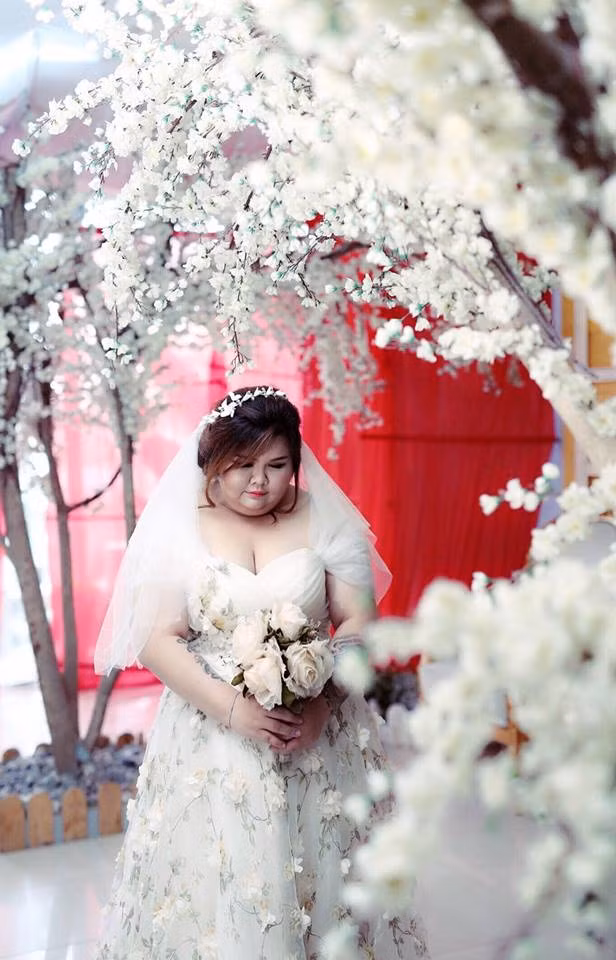 Trước những bình luận khen ngợi, bản thân Kim Ngân cũng gửi lời cảm ơn tới những người đã quan tâm đến mình, tiếp thêm cho cô động lực "sống đúng với bản thân mình là ổn".