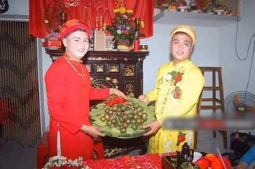 Giống như các tân lang tân lương khác, cặp đôi đồng tính này cũng tổ chức theo đầy đủ các nghi thức truyền thống cưới hỏi của địa phương.