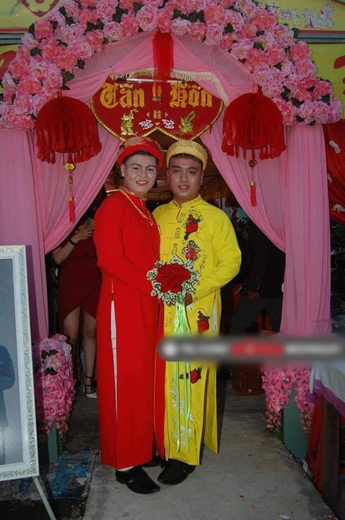 "Cô dâu - chú rể" cũng không giấu nổi niềm hạnh phúc khi luôn tay trong tay nở nụ cười hạnh phúc.