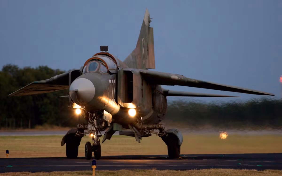 “Động cơ của MiG-23 xuống cấp quá nhanh và liên tục cần bảo dưỡng, thay thế. Thành tích chiến đấu của MiG-23 trong không quân Syria, Iraq và Lybia cũng không mấy khả quan nên không quá ngạc nhiên khi tiêm kích này gần như bị loại khỏi biên chế trước cả chiến đấu cơ tiền nhiệm MiG-21”, Natinal Interest viết.