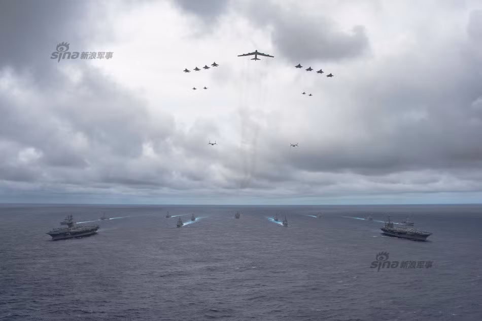 Nhóm tàu sân bay Mỹ cùng lực lượng Không quân Hải quân diễu hành trên Biển Đông.