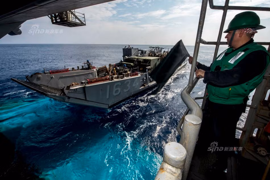 Tàu đổ bộ nhỏ của Hải quân Mỹ di chuyển vào khoang tàu đổ bộ lớn.