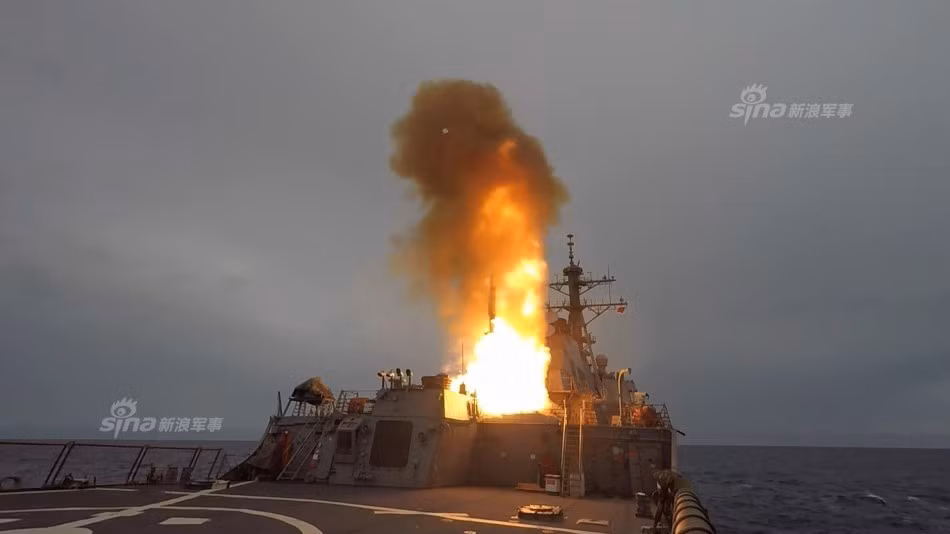 Các tàu khu trục lớp Arleigh Burke được trang bị hệ thống phóng thẳng đứng (VLS) Mk41 với 90-96 ống phóng có thể triển khai nhiều loại tên lửa khác nhau gồm cả tên lửa hành trình, tên lửa đối không, tên lửa chống ngầm và cả tên lửa chống hạm.