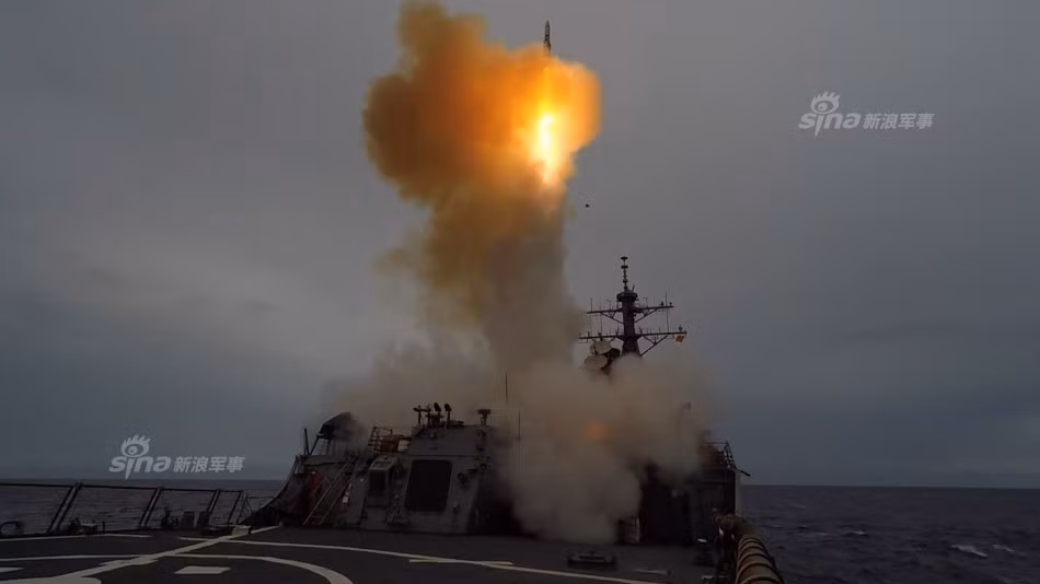 Ảnh: Tên lửa hải đối không tầm xa SM-2 rời bệ phóng.