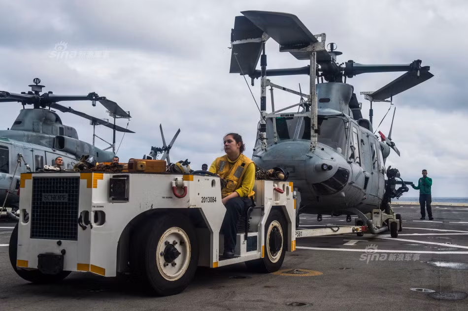 Trực thăng UH-1Y Venom trên tàu đổ bộ lớn của Hải quân Mỹ triển khai ở Biển Đông.