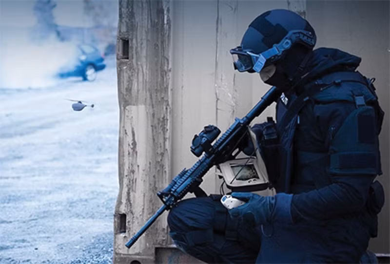 UAV siêu nhỏ này chỉ nặng khoảng 180gram, đường kính cánh quạt 120mm nhưng có thể bay với tốc độ 18km/giờ, bán kính hoạt động tính từ vị trí đặt trạm điều khiển là 1.500m.