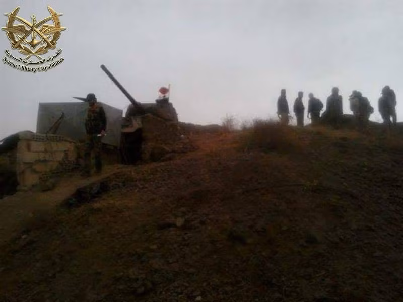 Một hình ảnh gây sốt vừa được lan truyền trên các trang mạng chiến sự Syria cho thấy sự xuất hiện của xe tăng T-34-85 huyền thoại Chiến tranh Thế giới thứ 2 được triển khai trên cứ điểm phòng thủ của Quân đội Syria. Đây thực sự là hình ảnh gây nhiều bất ngờ vì vốn dĩ T-34-85 được cho là đã loại biên chế khỏi Quân đội Syria từ rất lâu.