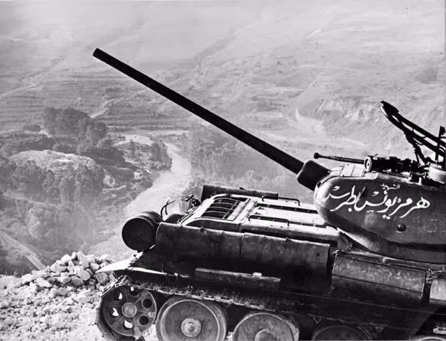 Có bằng chứng ghi nhận các xe tăng T-34-85 của Quân đội Syria được tung vào cuộc chiến tranh 6 ngày năm 1967 với Israel. Tuy nhiên không có ghi nhận rõ ràng nào về thiệt hại.