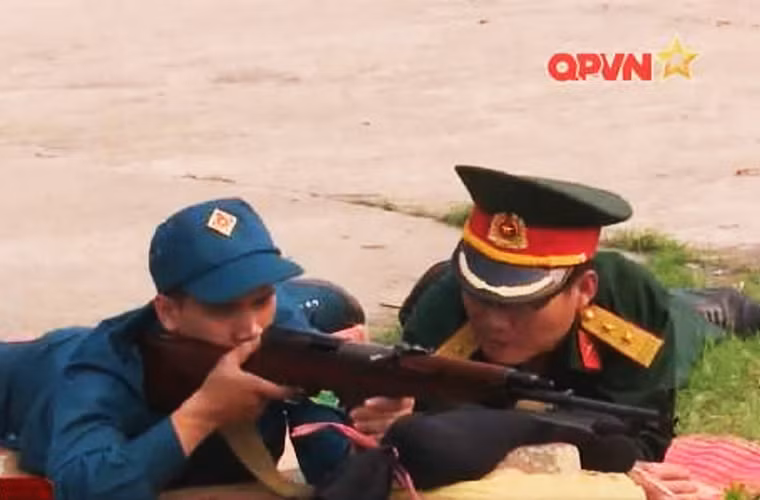 Tuy bề ngoài rất giống với súng trường CKC của Liên Xô, tuy nhiên bên trong chúng lại chứa đựng những khác biệt. Hệ thống hãm móc viên đạn của Type 63/68 tương tự như của AK-47 với khóa nòng xoay.