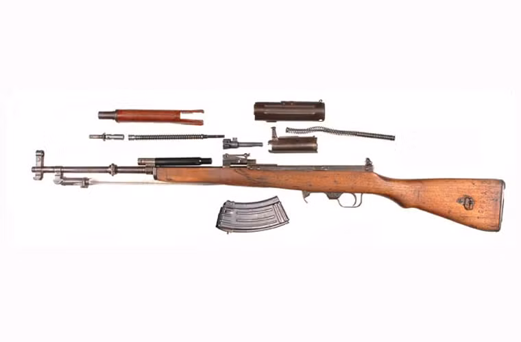 Súng K63 sử dụng hộp tiếp đạn tiêu chuẩn 20 viên, tốc độ bắn từ 680-725 viên/phút, sơ tốc đầu nòng đạt 735m/s. Tầm bắn hiệu quả từ 100-800m tùy theo tầm nhìn.