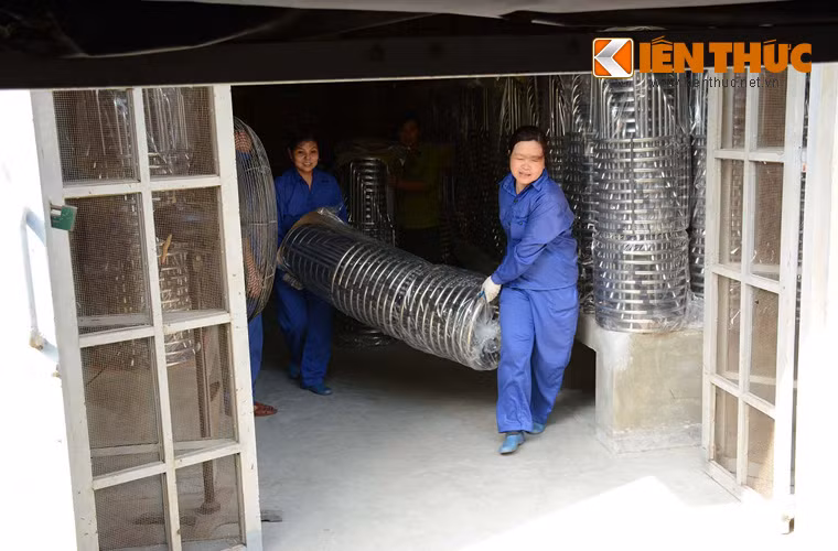 Cán bộ, nhân viên các phân kho đã đảo xáo, di dồn hơn 1 nghìn tấn hàng.