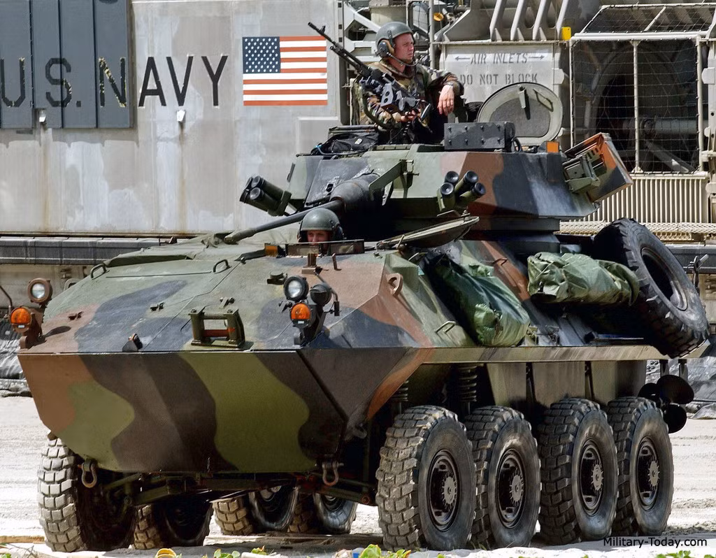 LAV-25 là dòng xe thiết giáp chở quân hạng nhẹ 8x8 bánh được General Dynamics sản xuất trên cơ sở mua giấy phép chế tạo từ Thụy Điển. Nguyên mẫu của LAV-25 là MOWAG Piranha I. Mặc dù có một nền công nghiệp quốc phòng hùng mạnh, thế nhưng nhiều năm trở lại đây, các công ty vũ khí Mỹ thường xuyên mua lại các sản phẩm vũ khí tiến tiến từ các nước Tây Âu. Nguồn ảnh: Wikipedia