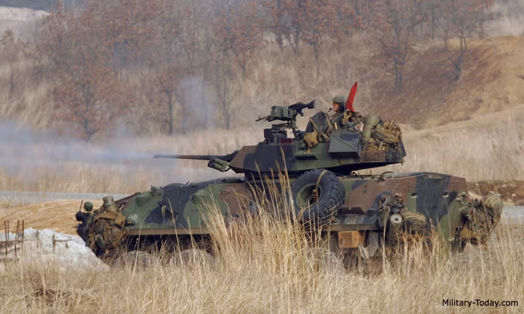 Mặc dù được chính giới Quân đội Mỹ đánh giá cao về hỏa lực, nhưng xe thiết giáp đổ bộ LAV-25 vẫn thua kém xa dòng xe BMD của lính dù Nga. Có chăng, nó chỉ tương đương BMD-2/3, trong khi thế hệ BMD-4M thì "không có cửa so sánh". Nguồn ảnh: Military-Today